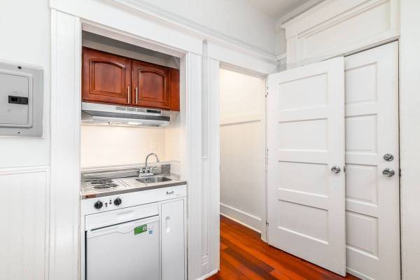 1BR/1BA Apartment · Elmhurst photo 3