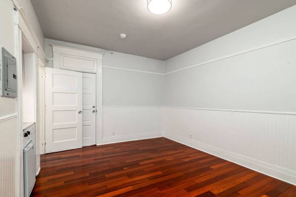 1BR/1BA Apartment · Elmhurst photo 4