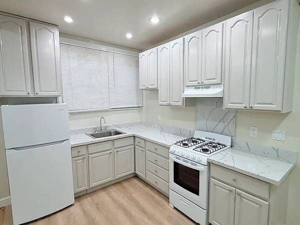 2BR/1BA Single Family House on Judah St · San Francisco photo 3