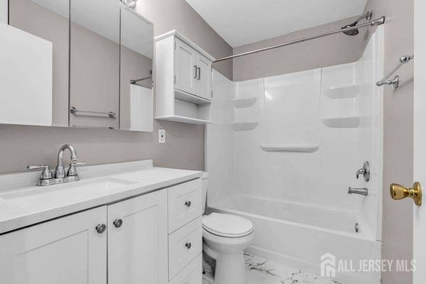 1BR/1BA Apartment · Mill Valley photo 5