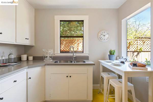1BR/1BA Condo on Derby St · Berkeley photo 5