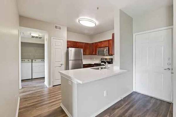 1BR/1BA Apartment · San Francisco photo 2