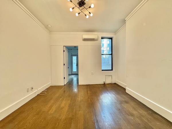 1BR/1BA Apartment · College Point photo 3