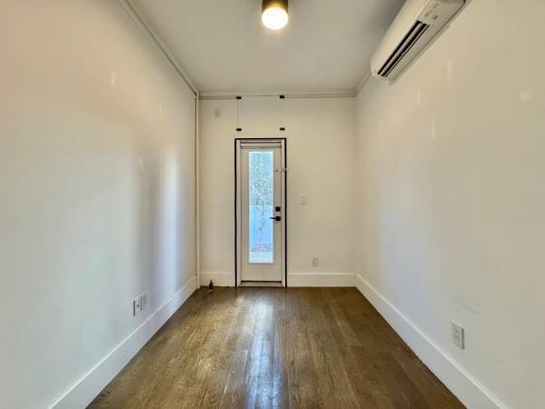 1BR/1BA Apartment · College Point photo 4