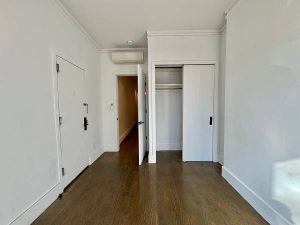 1BR/1BA Apartment · College Point photo 5
