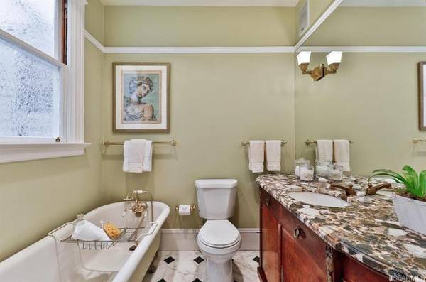 1BR/1BA Single Family House on Sacramento St · San Francisco photo 4