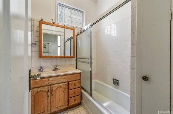 1BR/1BA Single Family House on Leavenworth St · San Francisco photo 5