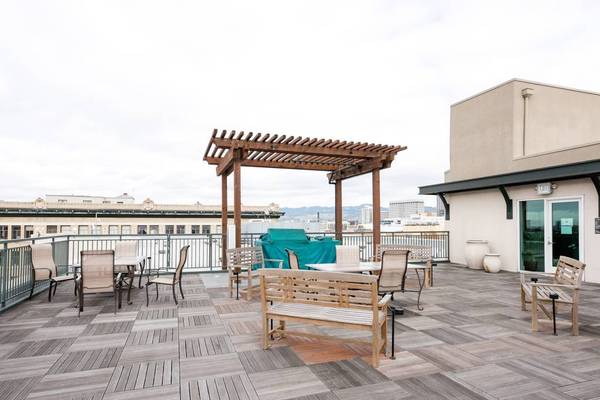 2BR/2BA Apartment · Oakland photo 3