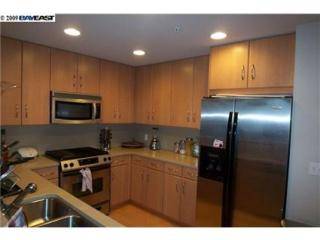 2BR/2BA Apartment · Oakland photo 4