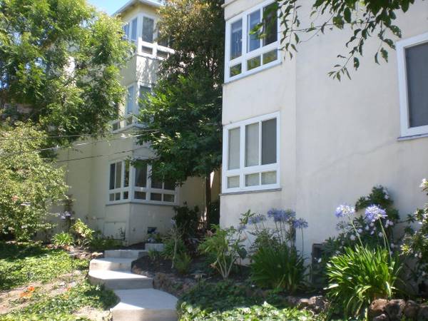 1BR/1BA Apartment on Ivy Dr · Oakland photo 3