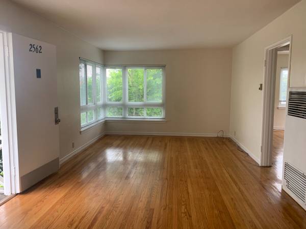 1BR/1BA Apartment on Ivy Dr · Oakland photo 5