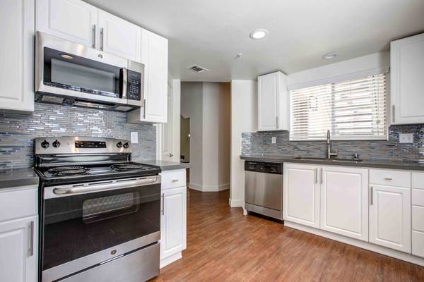 Apartments on Stoneridge Mall Rd · Pleasanton photo 4