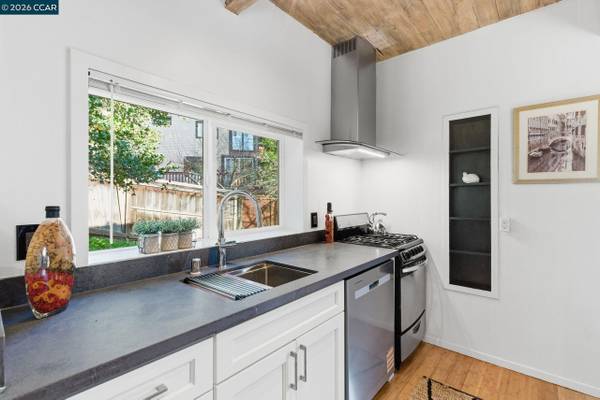 1BR/2BA Apartment · Berkeley photo 4