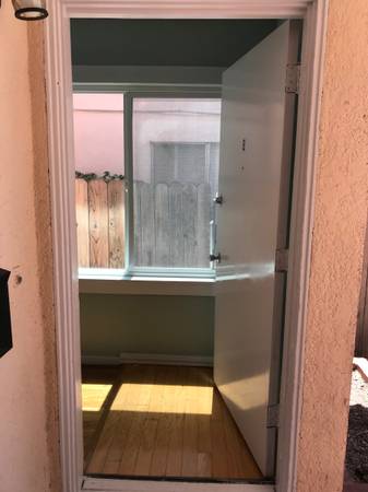 1BR/1BA Other on Dohr · Berkeley photo 3