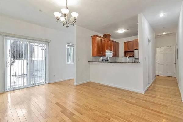 2BR/1BA Apartment on International Blvd · Oakland photo 4