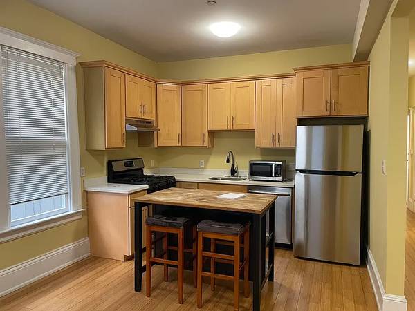 1BR/1BA Single Family House on Greenwich St · San Francisco photo 3