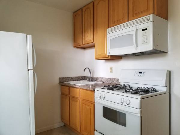0BR/1BA Apartment · Berkeley photo 2
