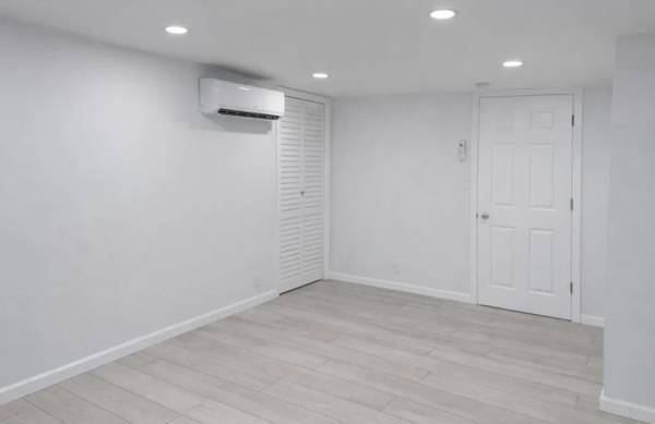 2BR/1BA Apartment · Pacific Grove photo 3