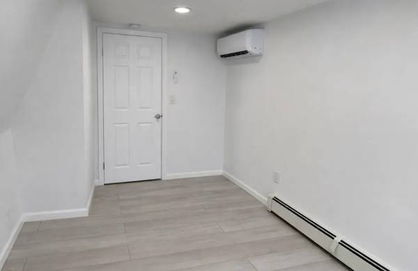 2BR/1BA Apartment · Pacific Grove photo 4