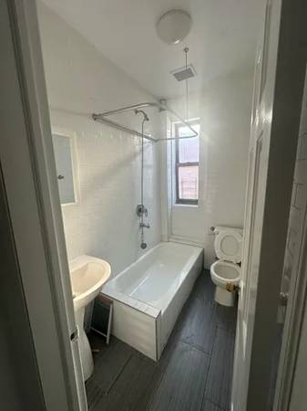2BR/1BA Single Family House on University Ave · Bronx photo 3