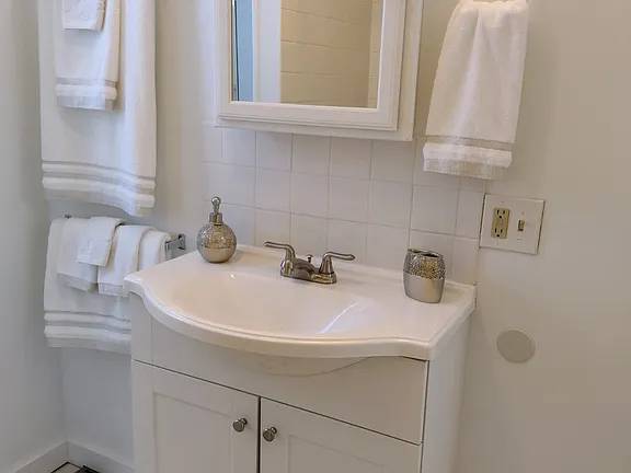 1BR/1BA Apartment · Rohnert Park photo 5