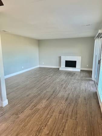 2BR/2BA Apartment · Larkspur photo 4