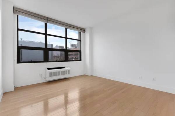 1BR/1BA Single Family House on Saint Pauls Ave · Staten Island photo 2