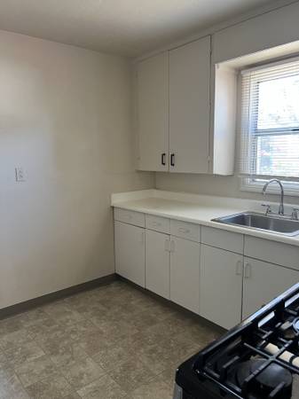 2BR/1BA Single Family House on 145th Ave · San Leandro photo 4