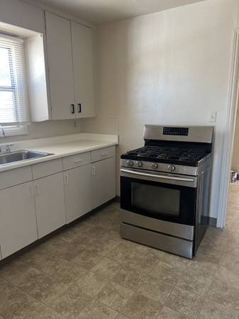 2BR/1BA Single Family House on 145th Ave · San Leandro photo 5