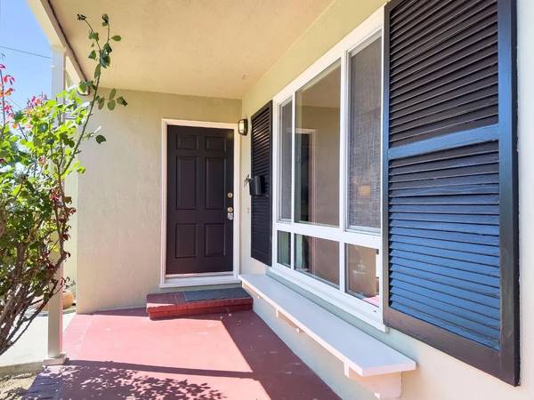 2BR/1BA Single Family House on Walnut St · San Carlos photo 2