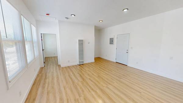 Apartments on W Macarthur Blvd · Oakland photo 3