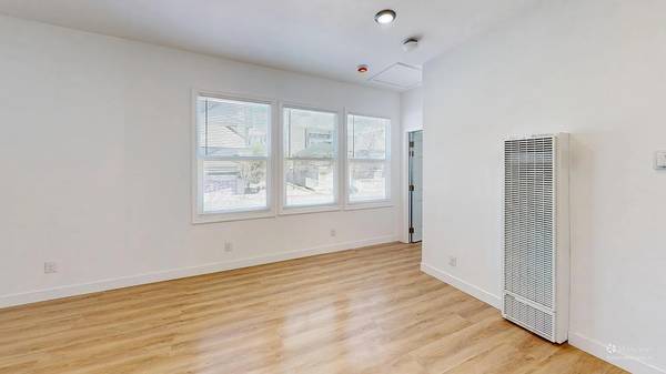 Apartments on W Macarthur Blvd · Oakland photo 4