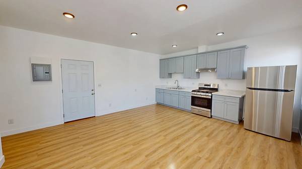 Apartments on W Macarthur Blvd · Oakland photo 2