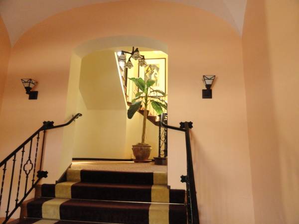 El Rey Apartments photo 4