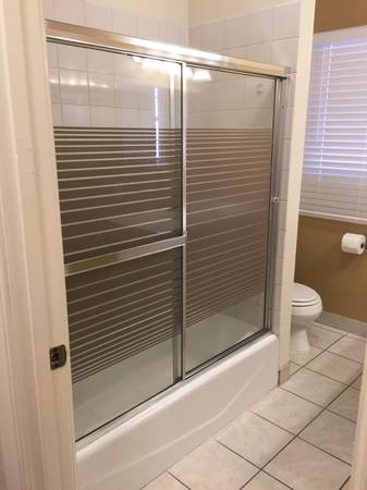 2BR/1BA Apartment on Broadway · Oakland photo 3