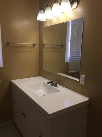 2BR/1BA Apartment on Broadway · Oakland photo 4