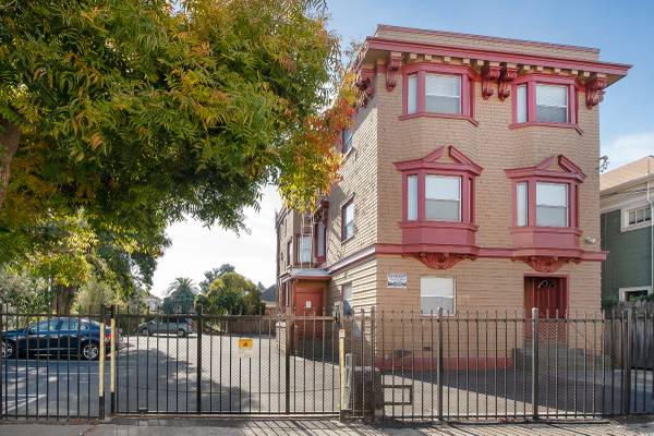 0BR/1BA Apartment on 33rd Street · Oakland photo 2