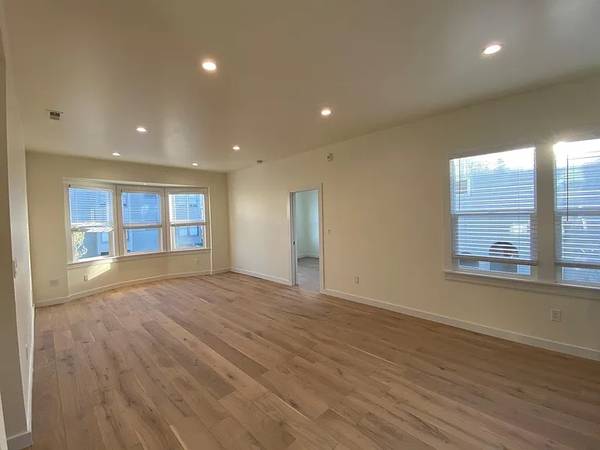 2BR/1BA Single Family House on Grove St · San Francisco photo 2