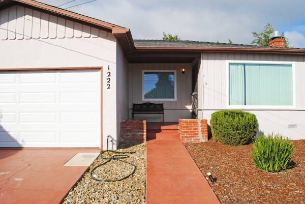 Tri-level Single Family Home photo 2