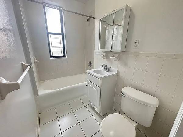 1BR/1BA Apartment · Oakland photo 3