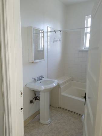 2BR/1BA Duplex on 32nd Streett · Oakland photo 2