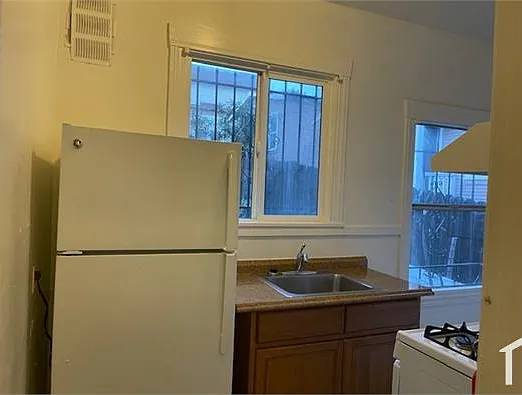 1BR/1BA Apartment on E 21st St · Oakland photo 5