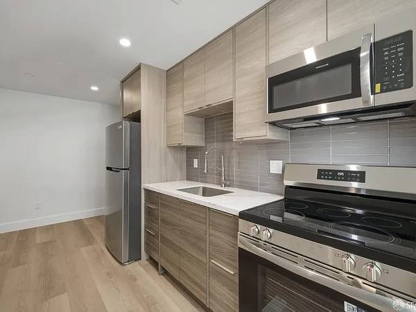 Stunning 4BD/4BA Contemporary Home with Golden Gate Bridge Views photo 3