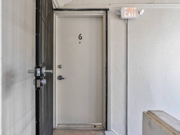 1BR/1BA Apartment · Oakland photo 5