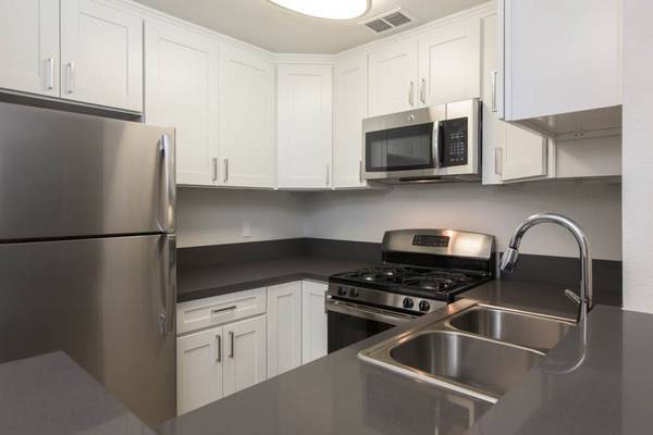 2BR/1BA Apartment · San Francisco photo 2