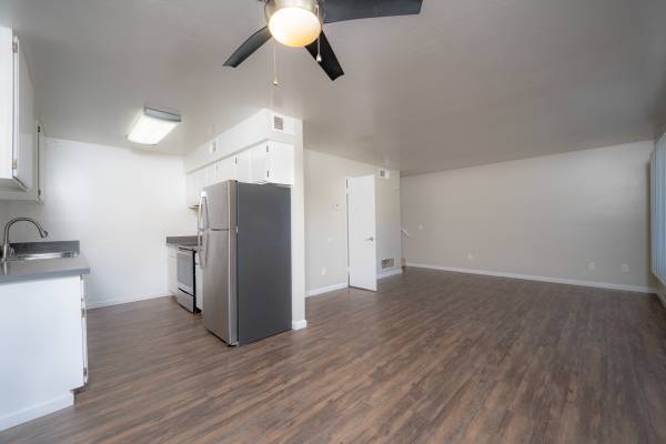 2BR/1BA Apartment · Pacific Grove photo 2