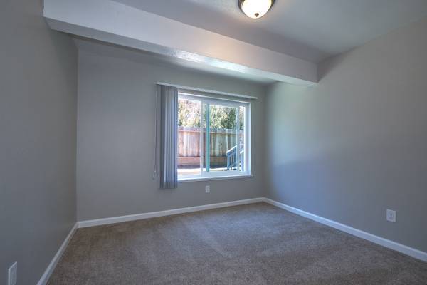 2BR/1BA Apartment · Pacific Grove photo 4