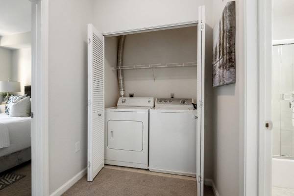 1BR/1BA Single Family House on S Norfolk St · San Mateo photo 4