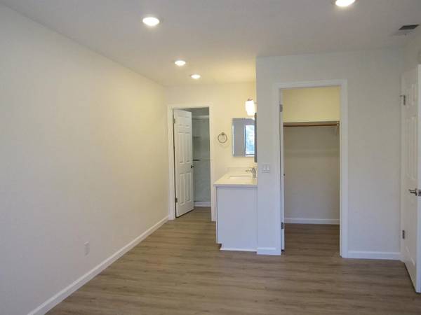 2BR/1BA Condo on E Evelyn Ter E · Sunnyvale photo 5