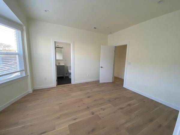 1BR/1BA In Law Adu on W Giddings St · Chicago photo 2